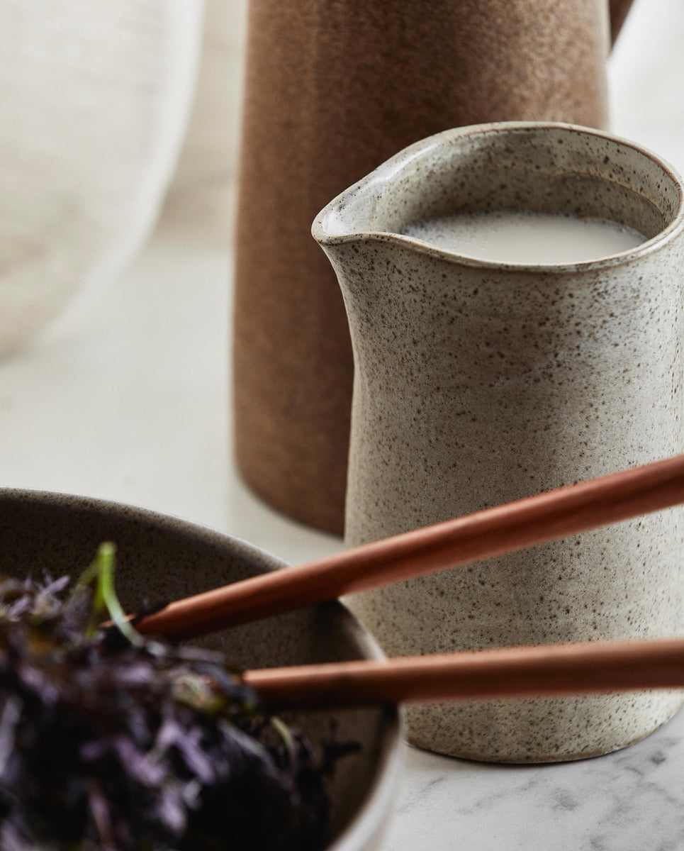 Handgemaakte stoneware kan van Nordal in warme zandkleur