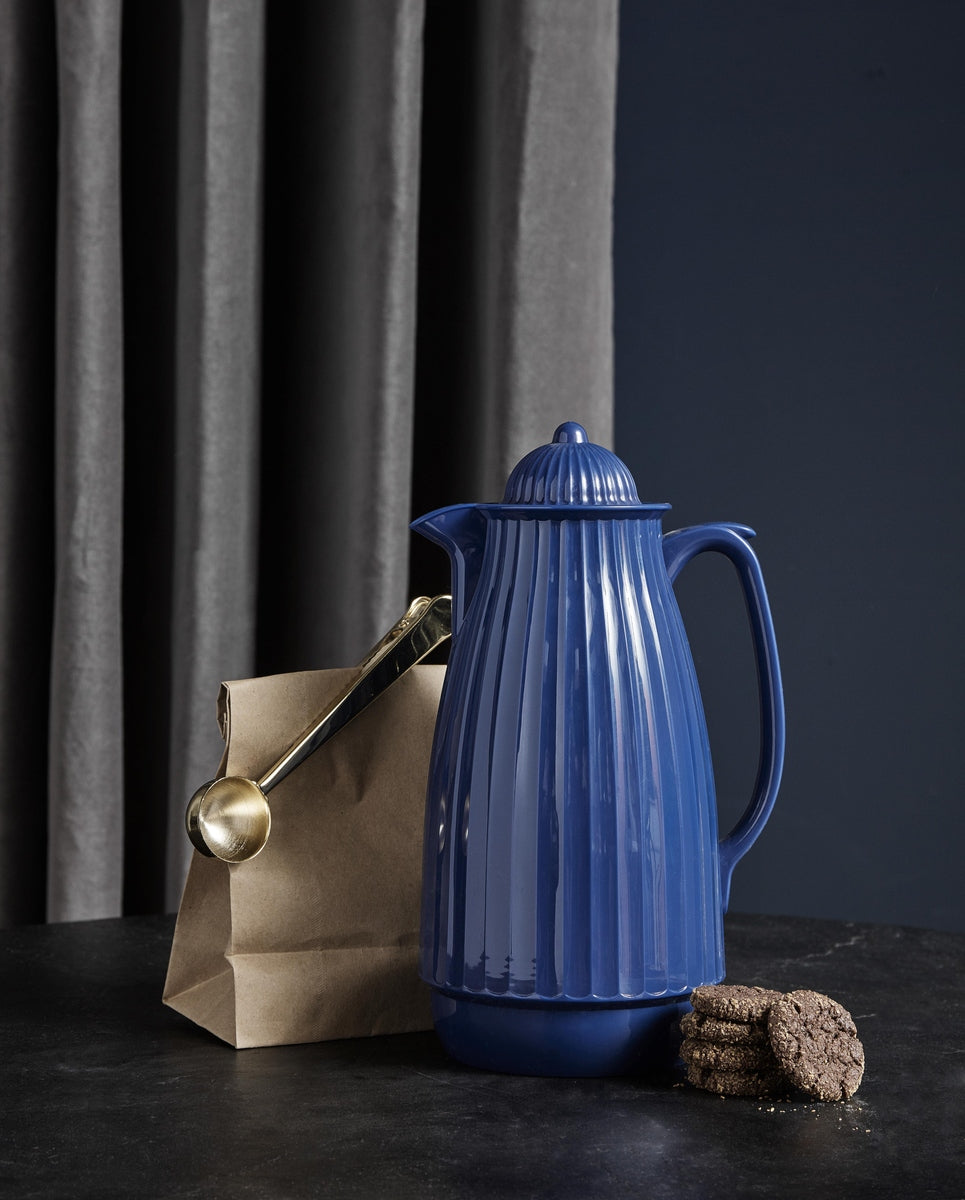 Lichtblauwe Nordal thermoskan met warme chocolademelk voor het jeugdwerk