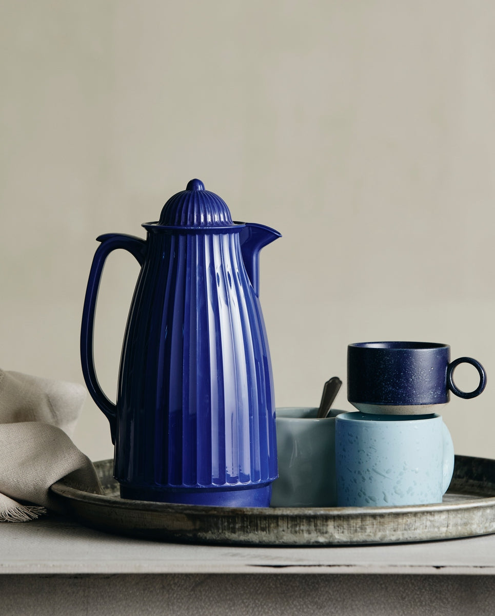 Nordal isoleerkan in soft blue op tafel bij een buurtmaaltijd