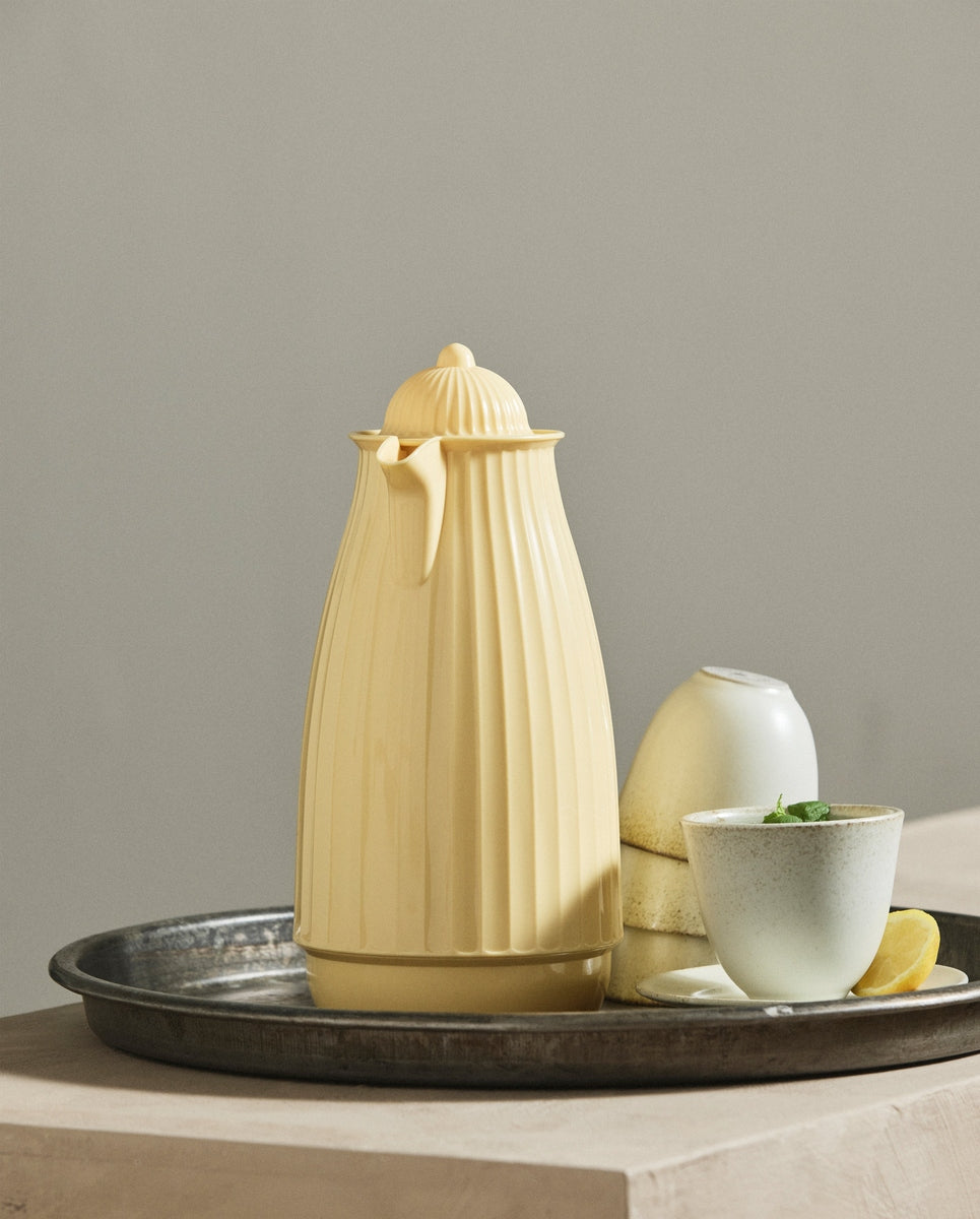 Warm gele Nordal CARVI thermoskan op tafel