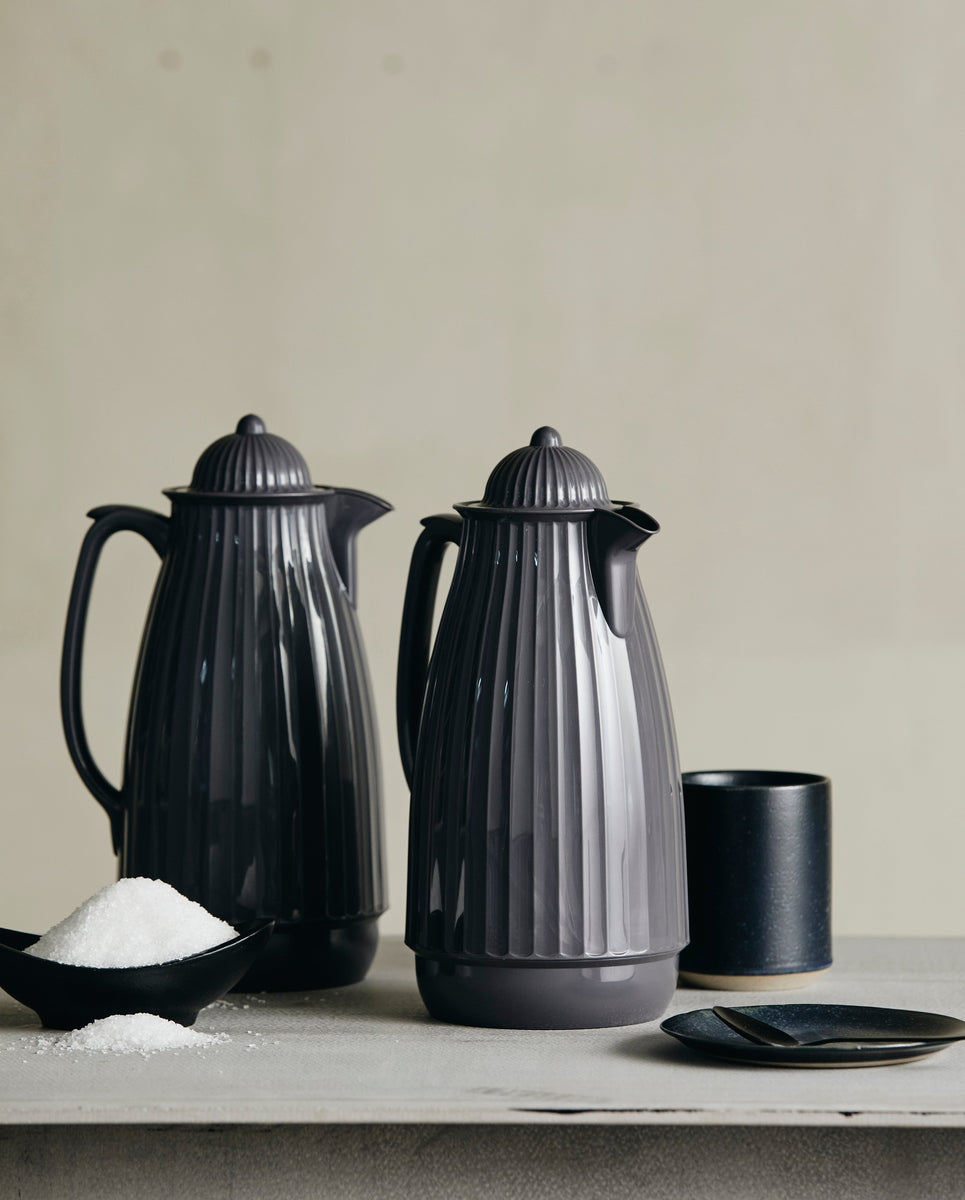 Grijze Nordal thermoskan in een sfeervol interieur