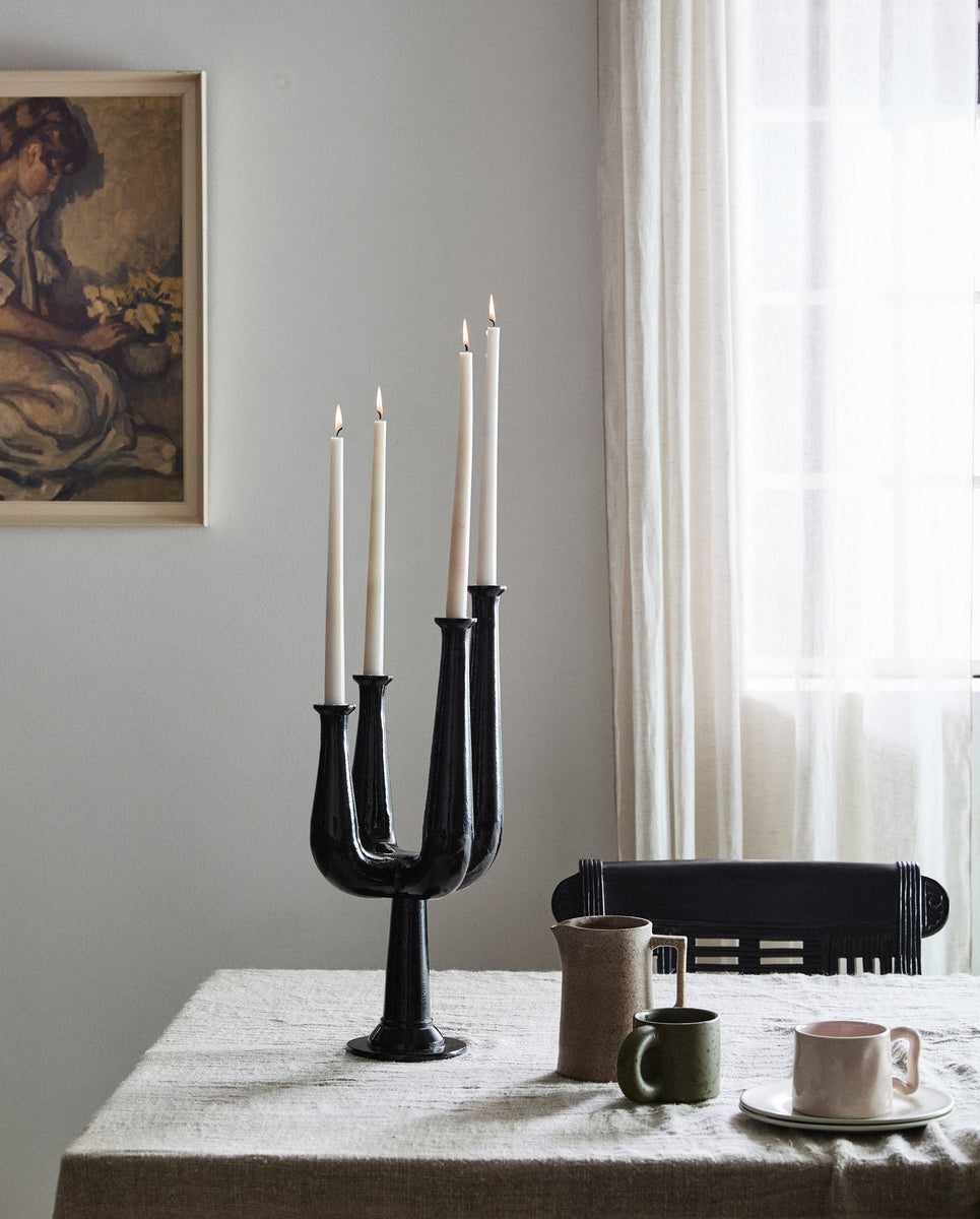 Stoneware kan van Nordal in een sfeervol Scandinavisch interieur