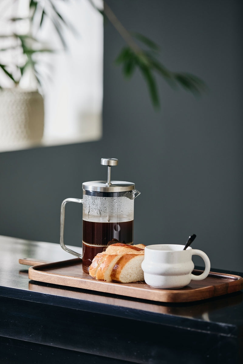 Glazen French press van Nordal op een gedekte tafel