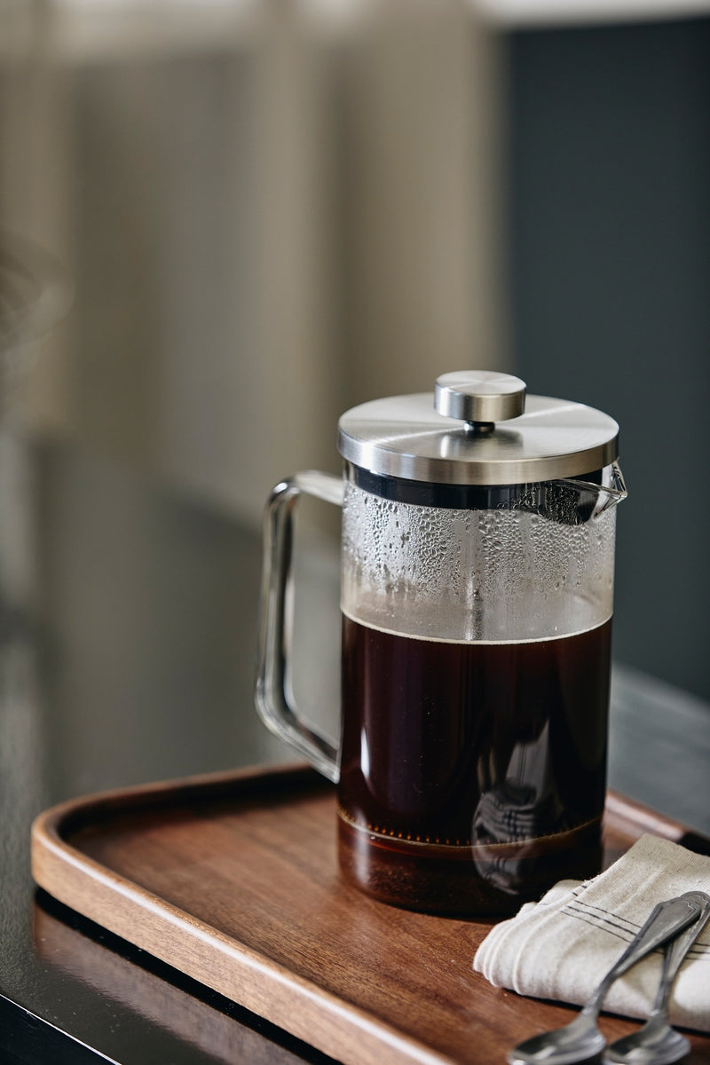 Glazen French press van Nordal in een lichte keuken