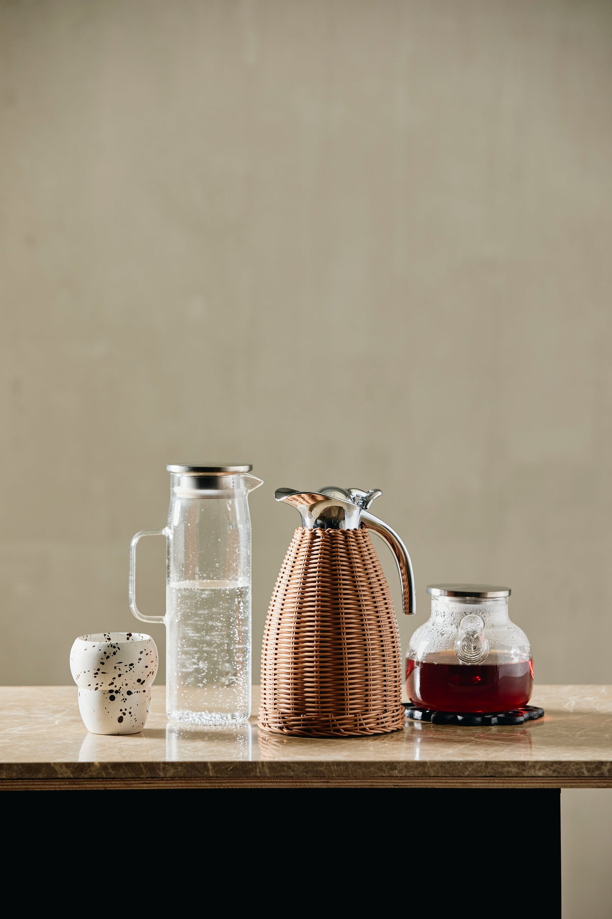 Sfeerbeeld uit de Nordal collectie met glazen servies op tafel