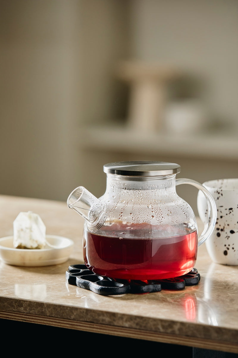 Glazen theepot van Nordal met verse thee op tafel
