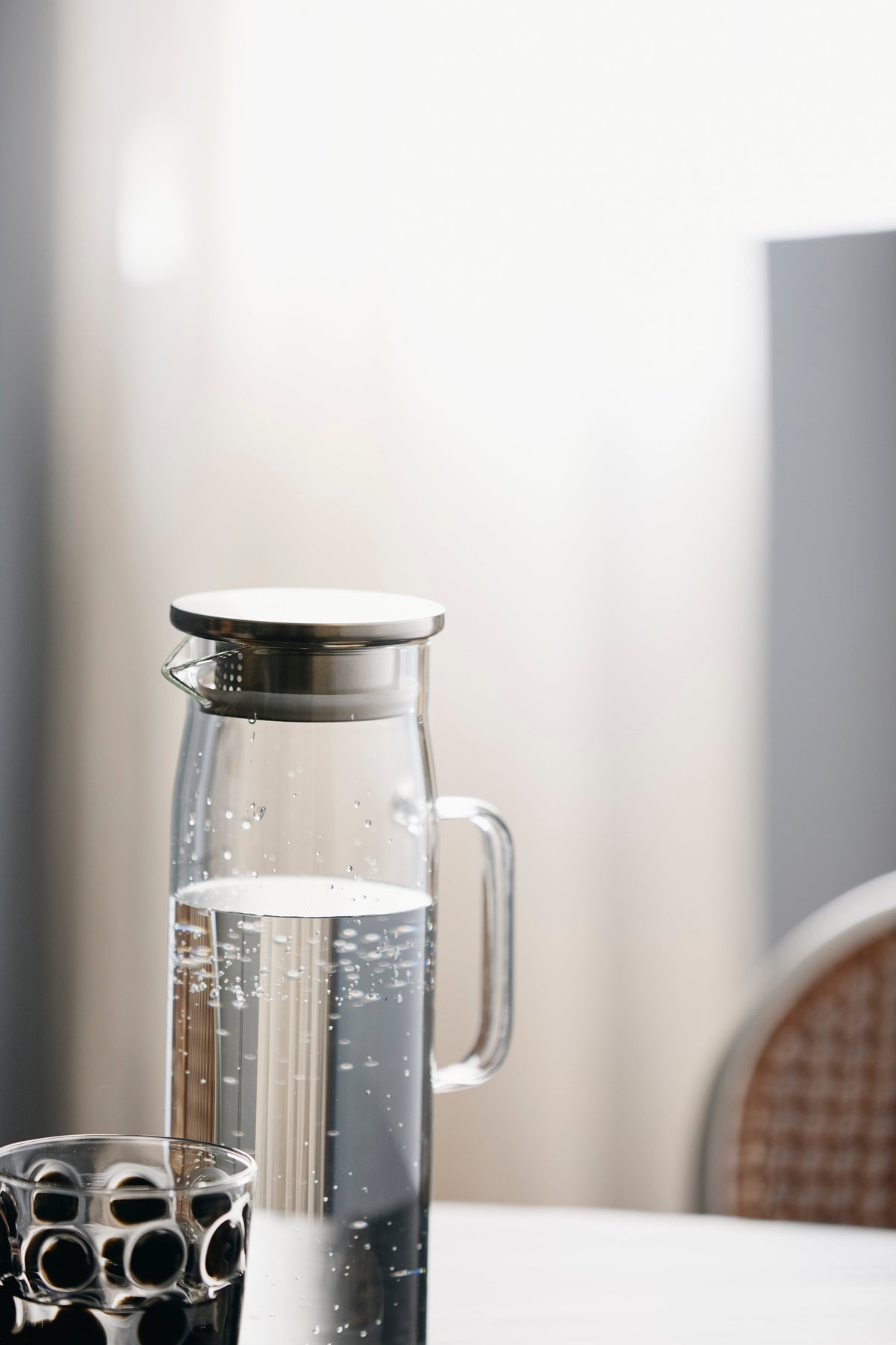 Glazen waterkan van Nordal met citroen op tafel