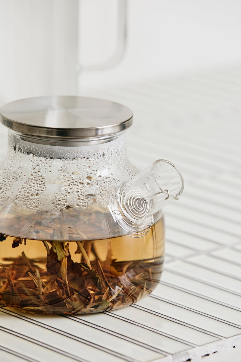 Rustig tafereel met glazen theepot van Nordal op een houten tafel