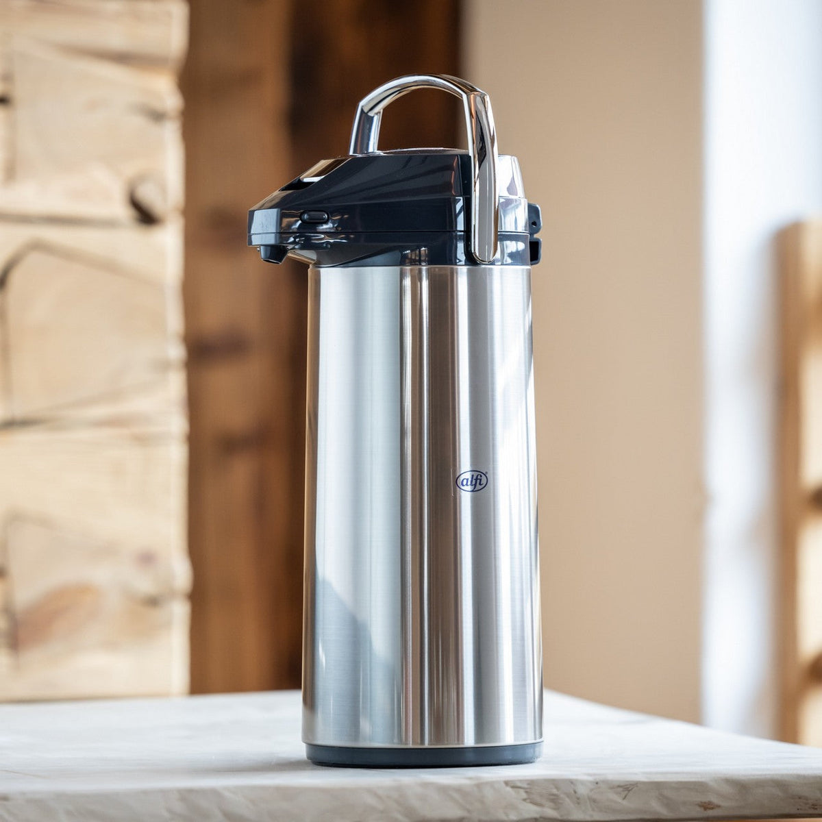 alfi drankdispenser van 3 liter met koffie voor een bewonersavond