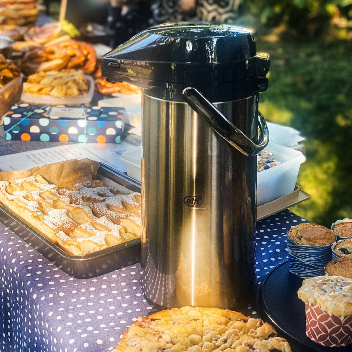 alfi drankdispenser van gepolijst RVS met koffie en thee in de bedrijfskantine