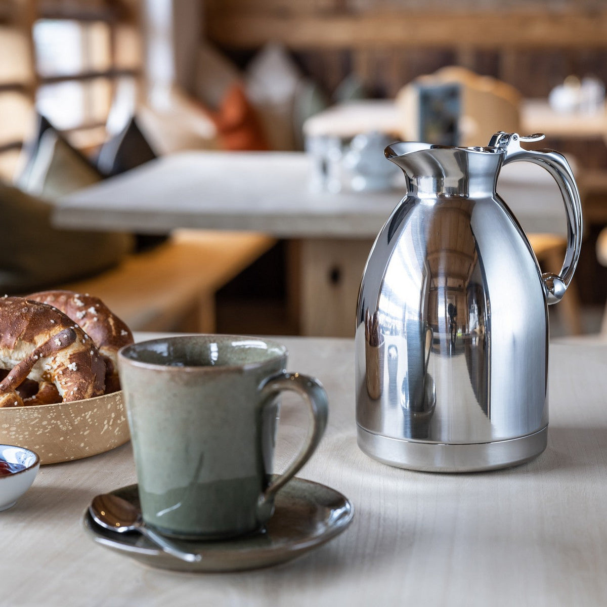 alfi Hotello isoleerkan van 1 liter voor koffie tijdens een OR-vergadering