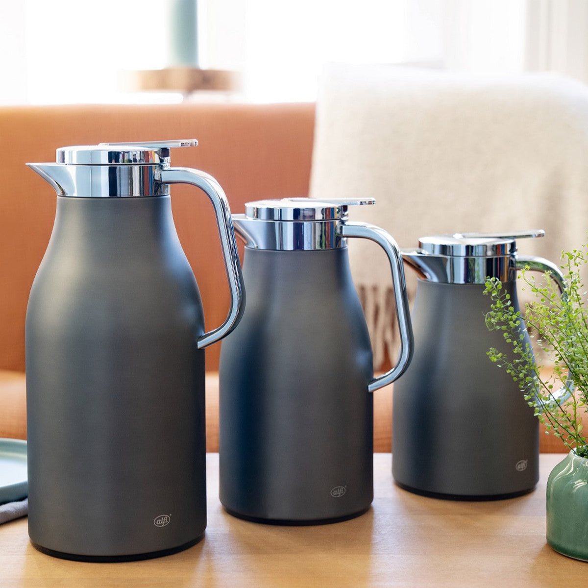 Drie alfi Skyline thermoskannen in cool grey naast elkaar