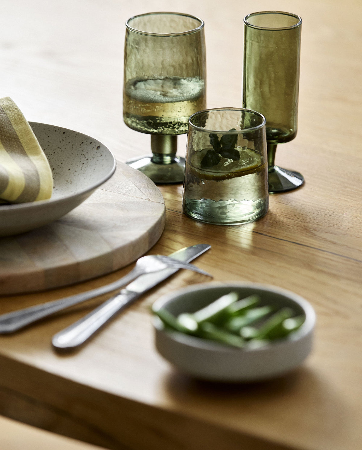 Nordal VITA wijnglas in donkergroen gekleurd glas