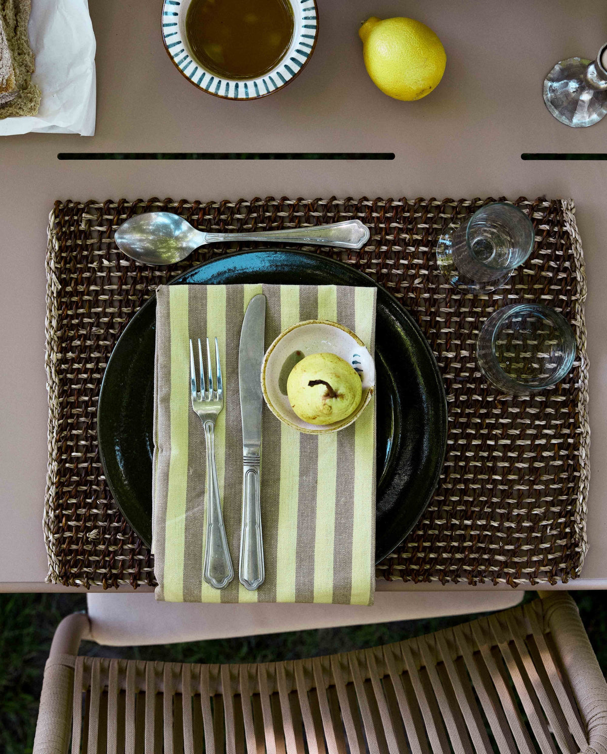Nordal KUMO placemat van zeegras op een gedekte herfsttafel