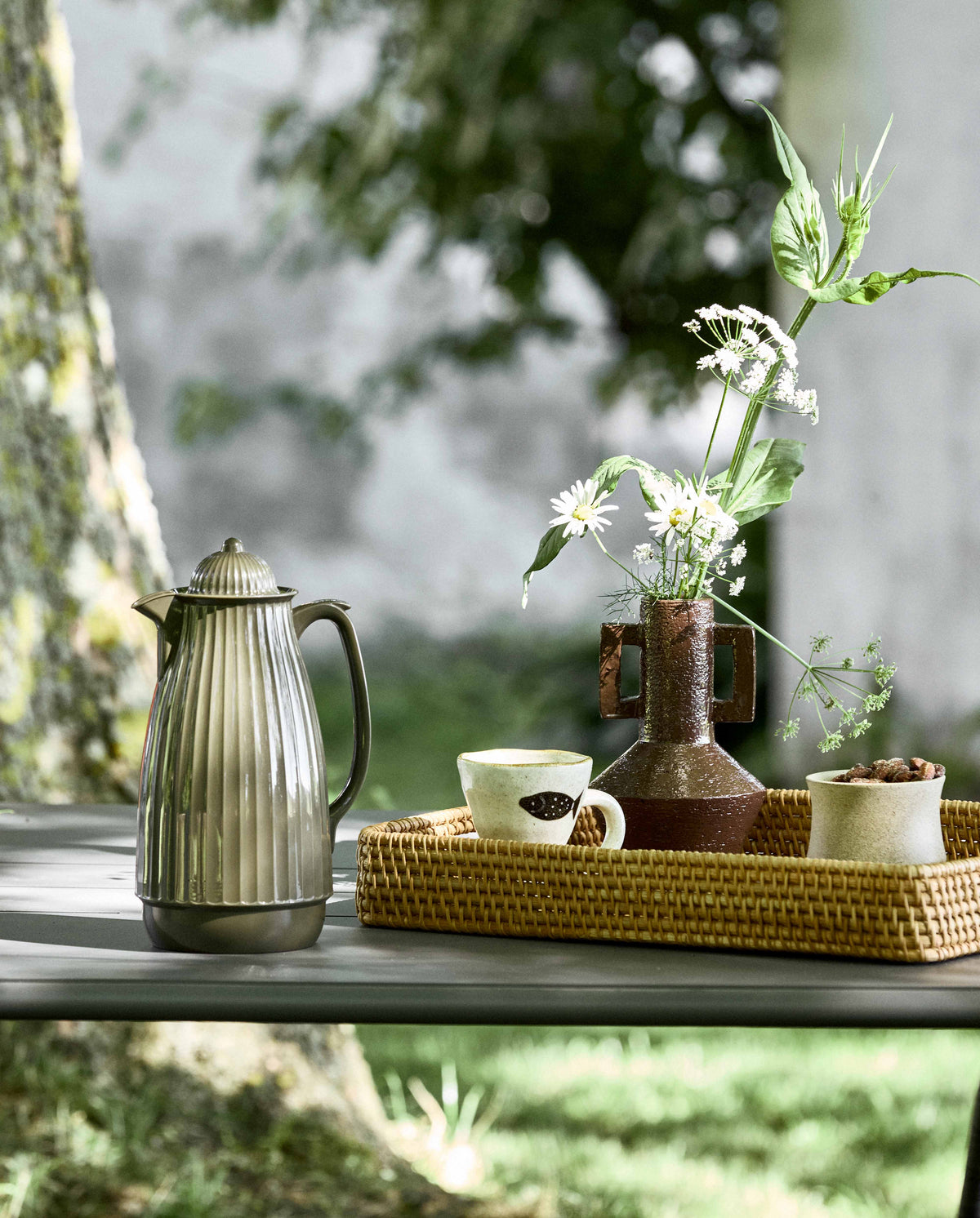 Olijfgroene thermoskan in sfeervolle setting