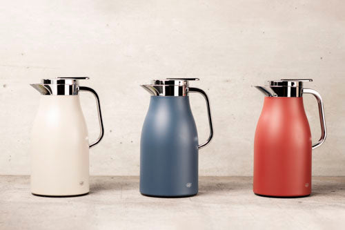 Alfi Skyline thermoskan 1 liter Silver Lining – op tafel