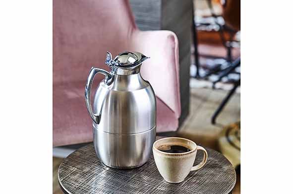Alfi Juwel thermoskan 1 liter chroom – op tafel