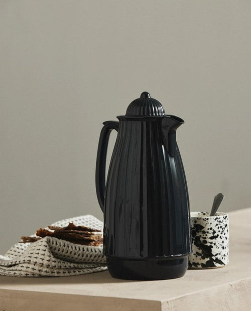 Nordal thermoskan 1 liter – matte black | zwarte design isoleerkan