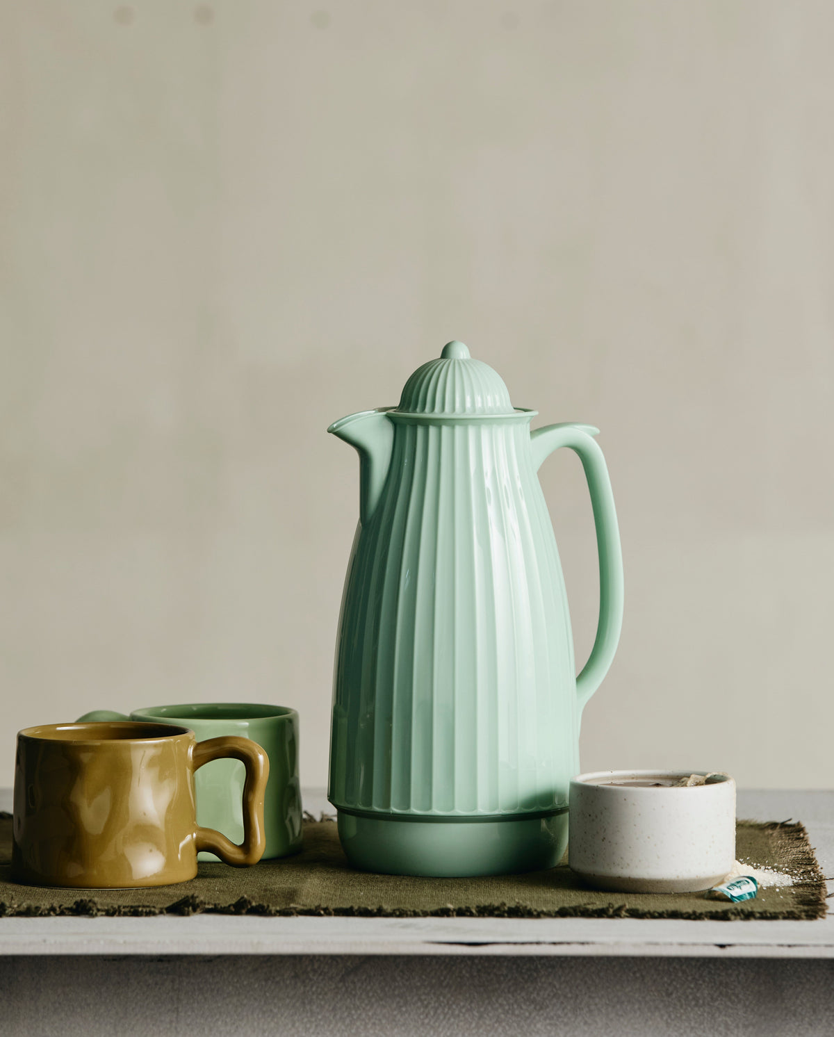 Mintgroene Nordal thermoskan van 1 liter in een sfeervol interieur