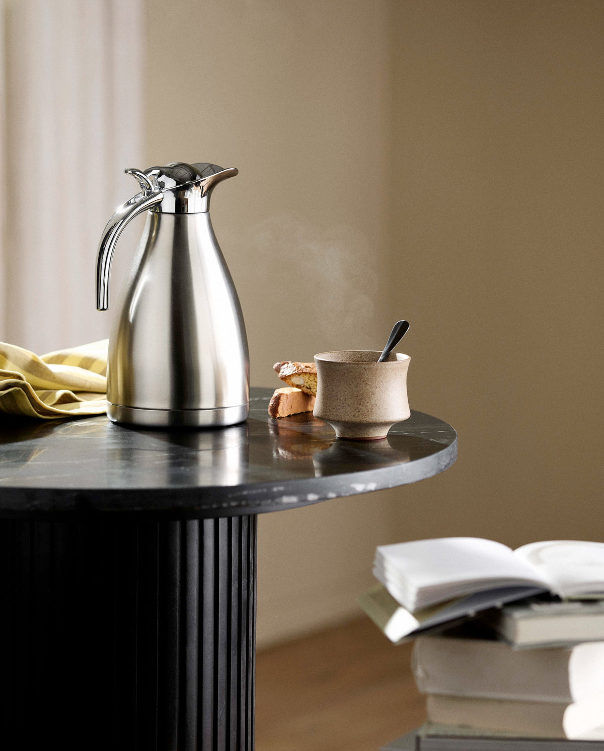 Nordal TINCAN thermoskan chroom op tafel