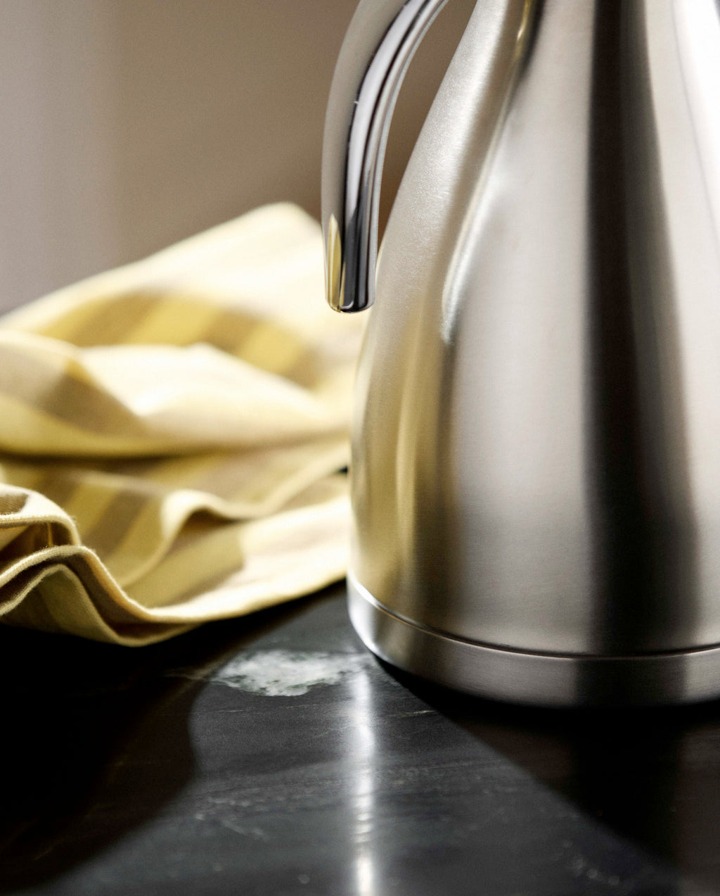 Zilverkleurige Nordal TINCAN thermoskan bij de koffie