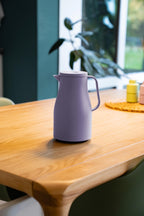 Lila alfi Neo isoleerkan op een houten tafel