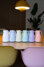 alfi Neo isoleerkannen in verschillende pastelkleuren op een eettafel